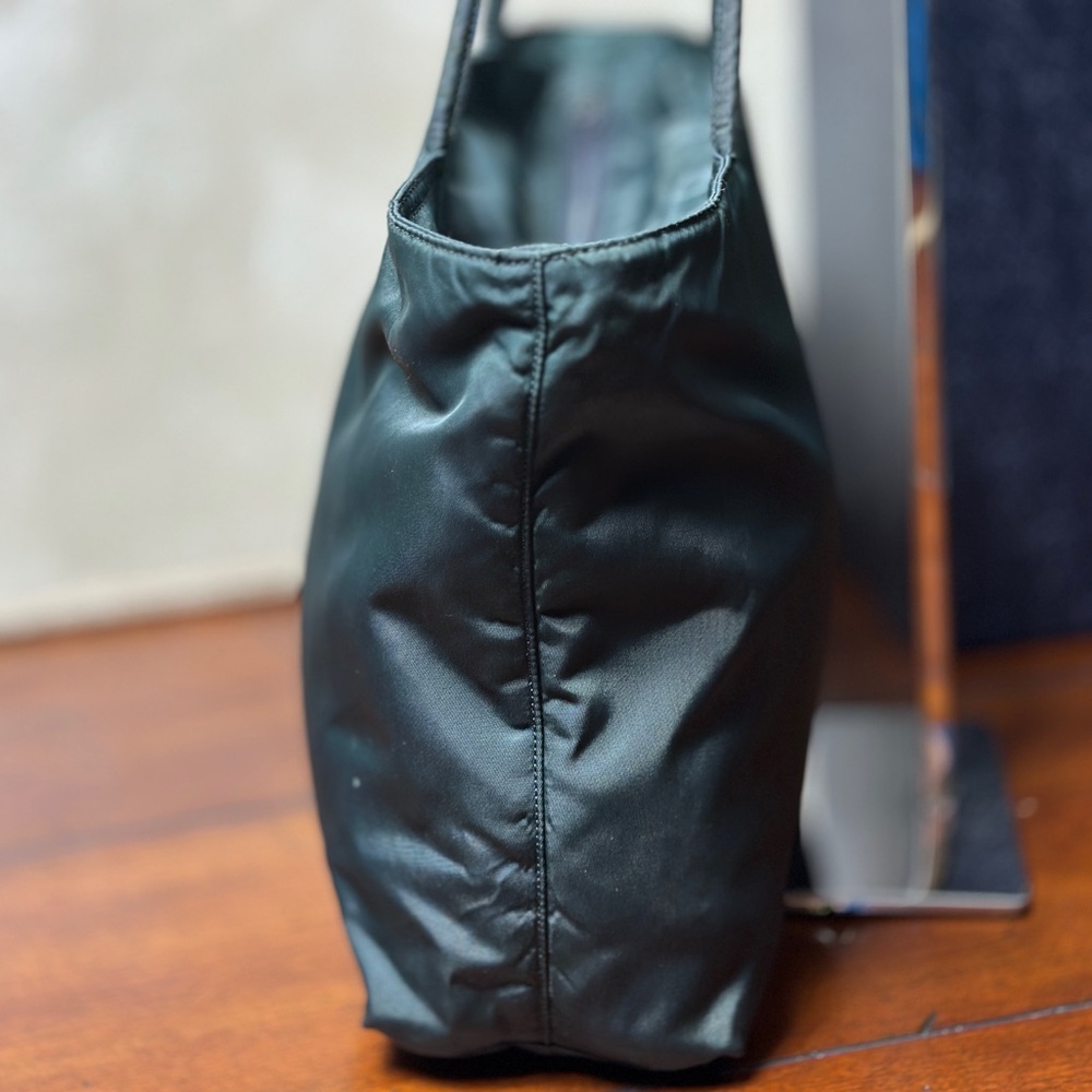 AUTHENTIC Prada tote/handbag. Color: Green. - Picture 15 of 16